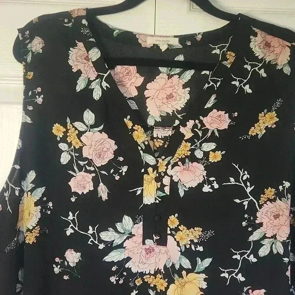 Maurices Plus  Size Floral Button Front Tank Size 3 - Picture 4 of 11